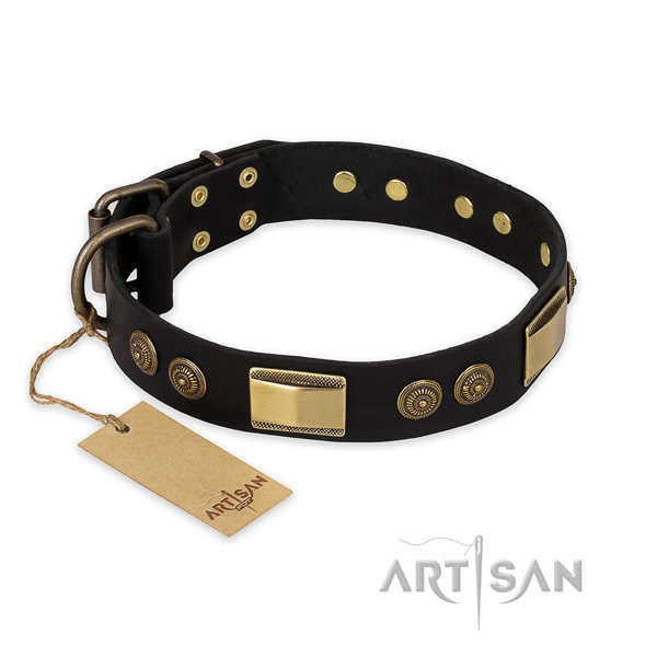 Fashionable genuine leather dog collar for handy use